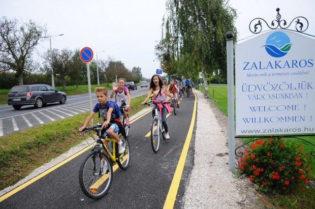 Biciklivel kerekeznek át a határon