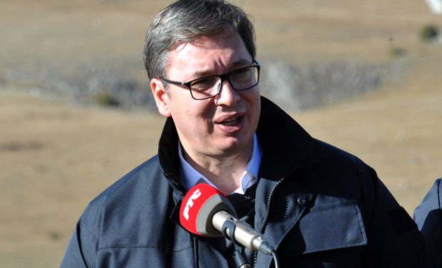 Vučić: Megemeljük a katonák és a rendőrök fizetését