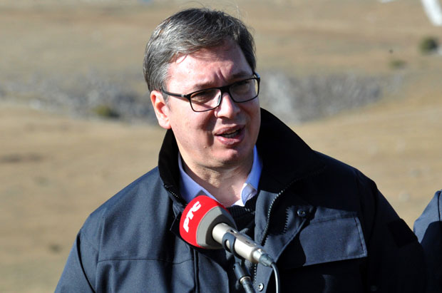 Vučić: Megemeljük a katonák és a rendőrök fizetését