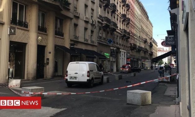 Többen megsebesültek feltehetően egy csomagba rejtett bomba robbanásában Lyonban