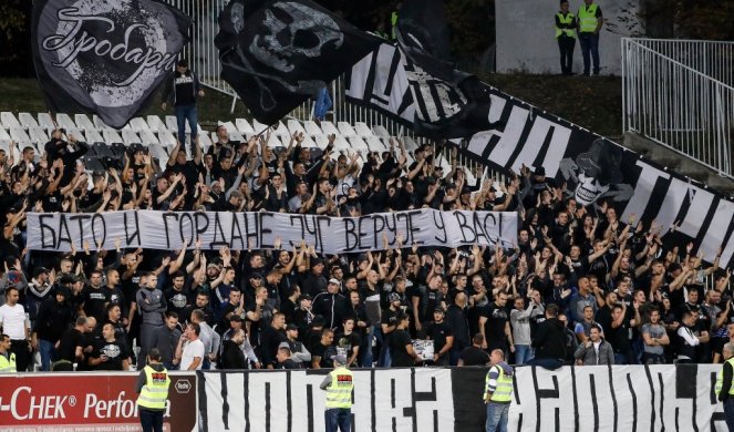 Vučićot sértegették, a bíró megállította a játékot