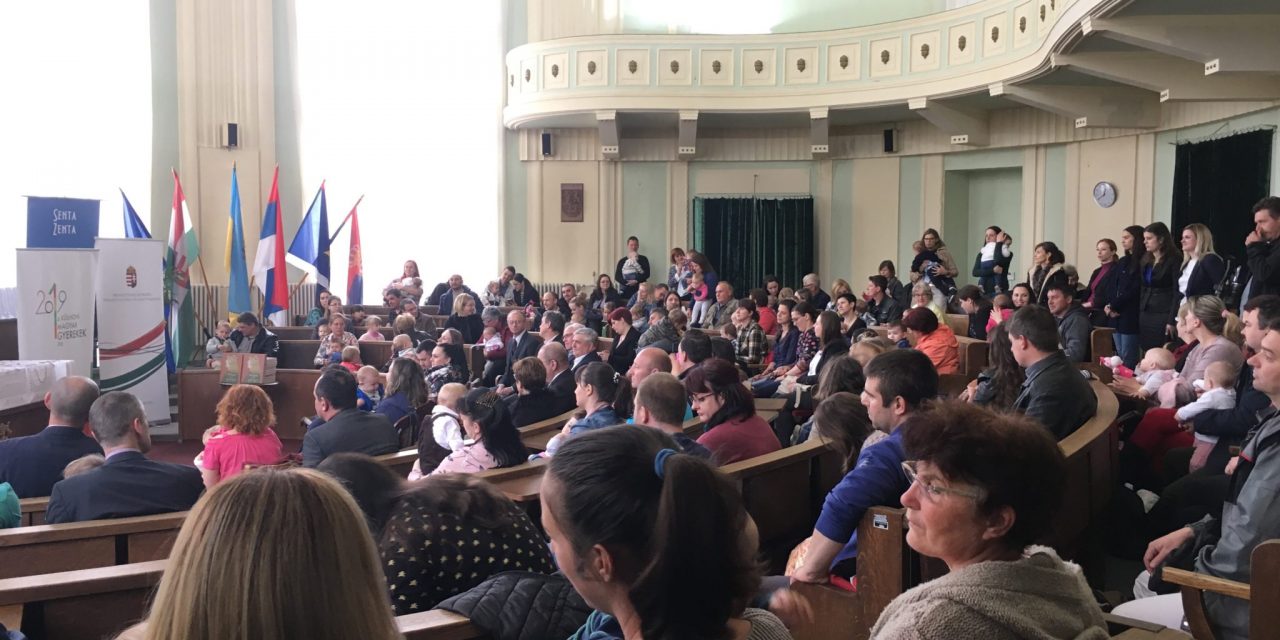 <span class="entry-title-primary">Potápi: A magyar kormány ösztönzi a gyermekvállalási kedv pozitív változását</span> <span class="entry-subtitle">Nyolcvan zentai és környékbeli család kapta meg a Nemzetpolitikai Államtitkárság babacsomagját</span>