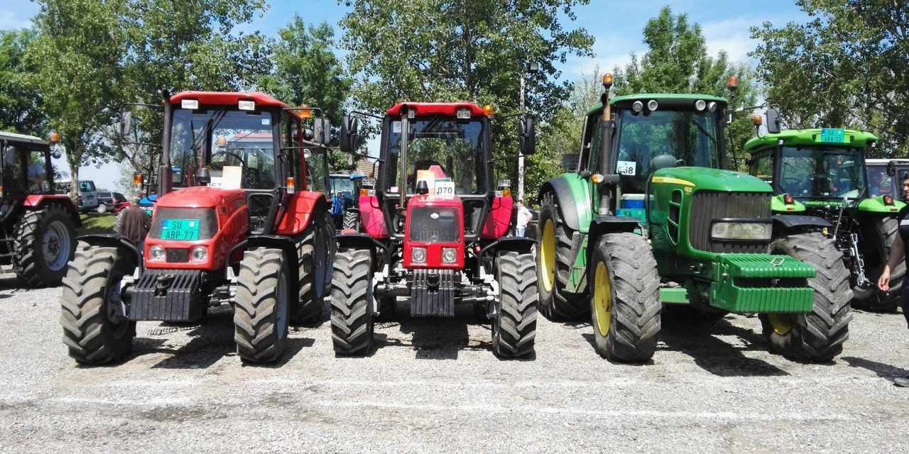 Az utak mentén gyülekeznek a traktorok, tüntetés lesz, ha nem engedik az embereket Belgrádba