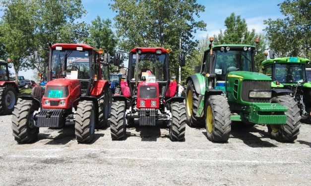 Az utak mentén gyülekeznek a traktorok, tüntetés lesz, ha nem engedik az embereket Belgrádba