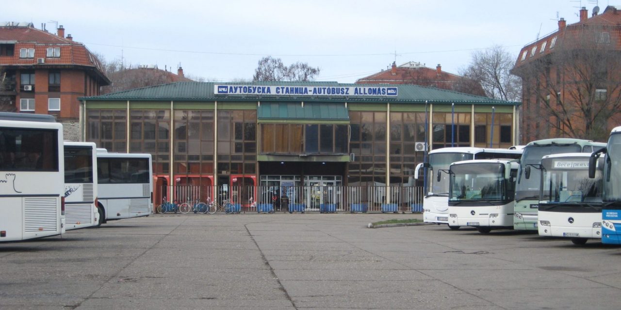 <span class="entry-title-primary">Óbecse: Esőben és szélben várják a buszt</span> <span class="entry-subtitle">A vártnál előbb zárták le az óbecsei buszállomást egy részét</span>