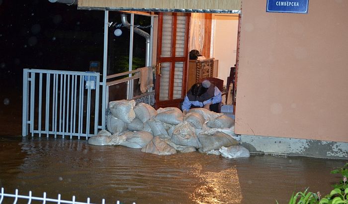Bosznia: 200 ház víz alatt, még mindig esik (Fotók+Videó)