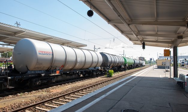 Kisiklott két foszforsavat szállító tartálykocsi