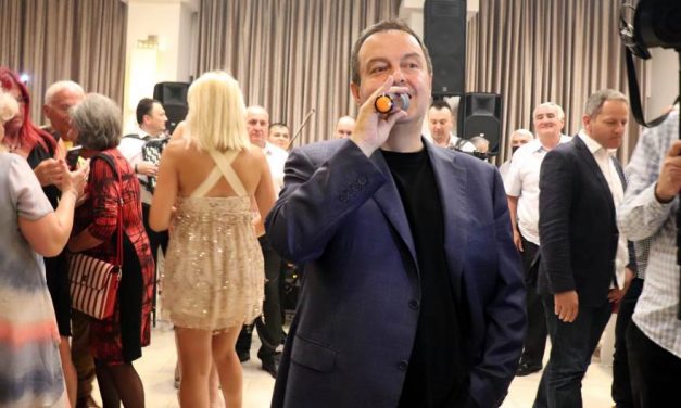 Dačić ezúttal Paralián énekelt és tányért is tört (Videó)