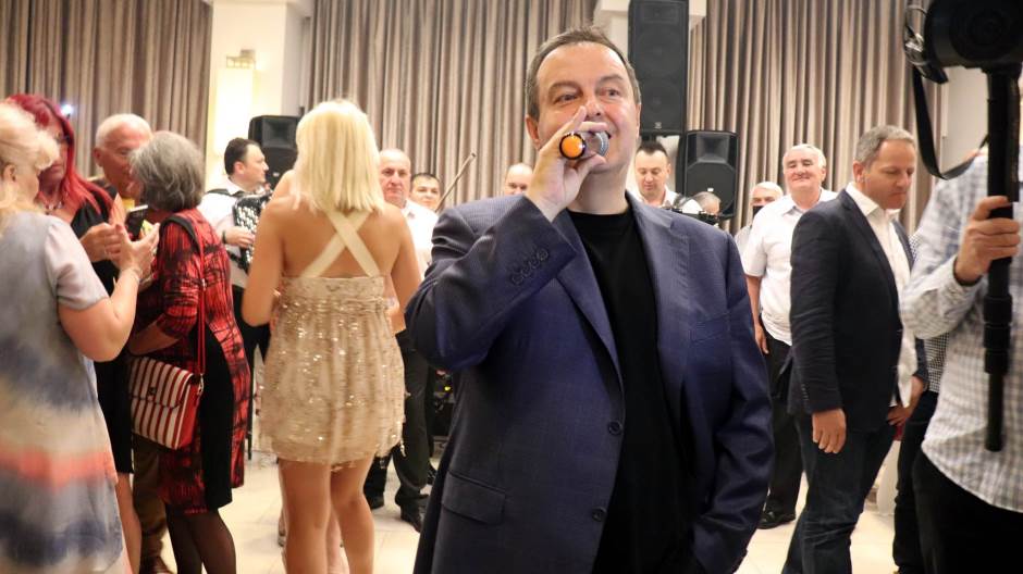 Dačić ezúttal Paralián énekelt és tányért is tört (Videó)