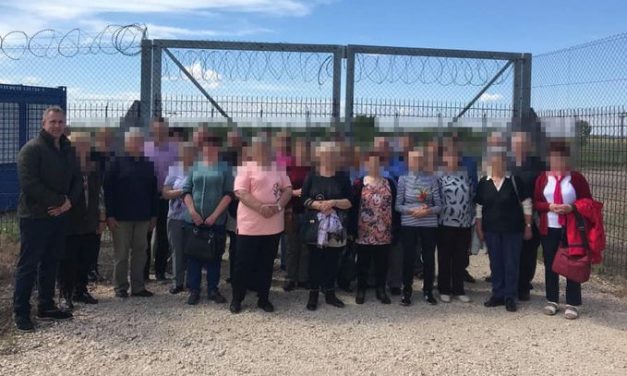 Buszos túrát szervezett a határkerítéshez egy fideszes politikus