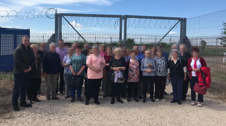 Buszos túrát szervezett a határkerítéshez egy fideszes politikus