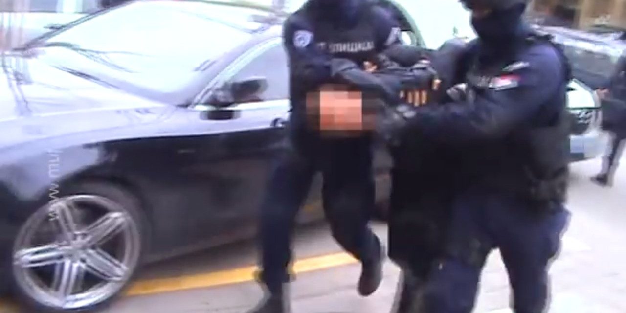 Videón a hármasgyilkossággal gyanúsított férfi letartóztatása