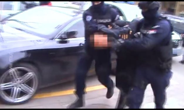 Videón a hármasgyilkossággal gyanúsított férfi letartóztatása