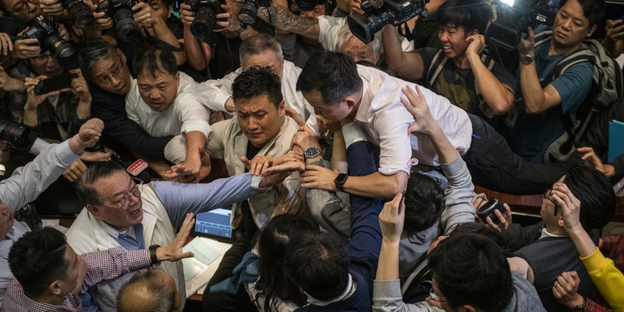 Verekedés a hongkongi parlamentben (Fotó)