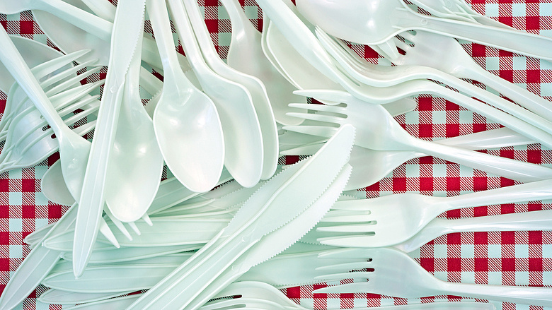 EU: Betiltották az alternatív termékekkel helyettesíthető, egyszer használatos műanyagokat