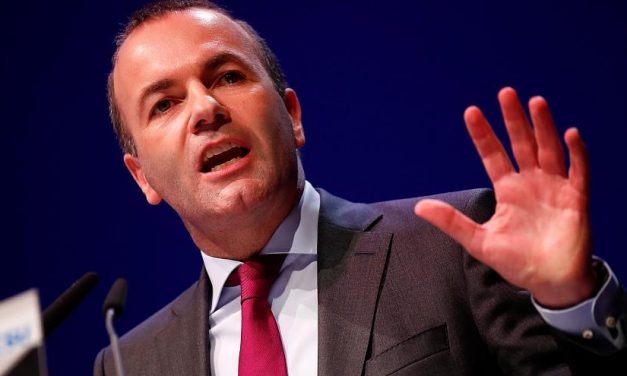 Weber: Orbánnak kell döntenie arról, hogy marad-e
