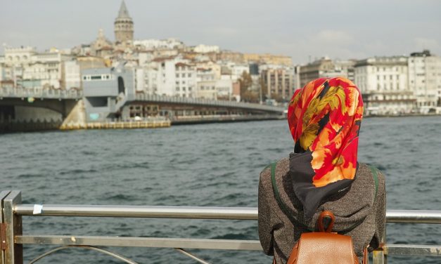 Betiltják Ausztriában a fejkendő viselését az általános iskolákban