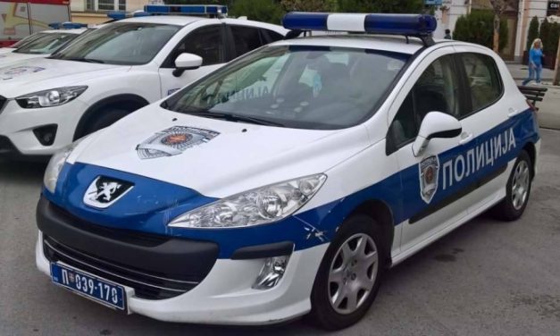 A kábítószer-kereskedelemmel gyanúsított temerini személy nekihajtott a rendőrautónak