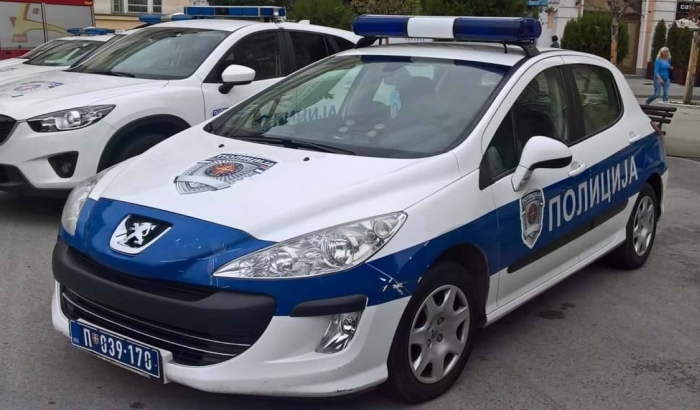 A kábítószer-kereskedelemmel gyanúsított temerini személy nekihajtott a rendőrautónak