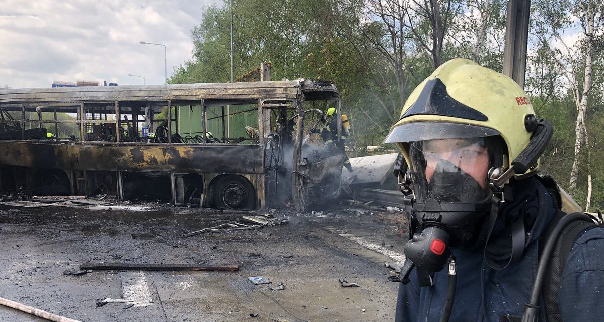 Rabszállító autóbusz és történelmi tankokat szállító teherautó ütközött Prágánál (Videó)