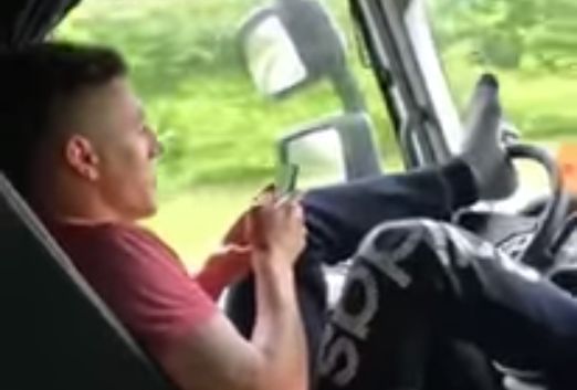 Mobilozás közben lábbal irányítja a kamiont