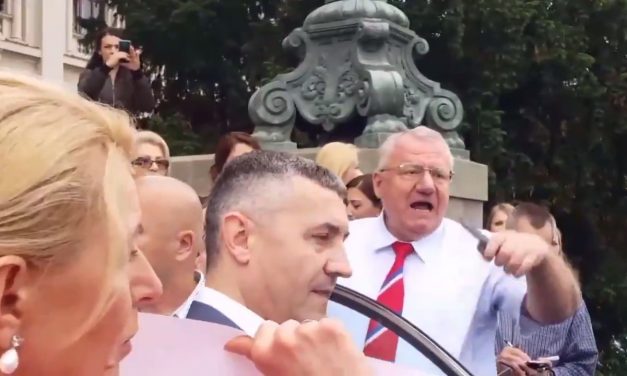 Incidens a szerb képviselőház előtt: Šešelj autója kitaszította a Dveri képviselőit (Videóval)