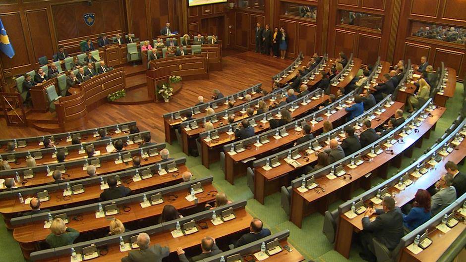 Elfogadták a Szerbia által Koszovón elkövetett népirtás és háborús bűnök elítéléséről szóló rezolúció tervezetét