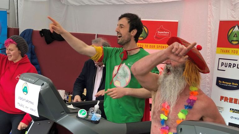 A futópadon futás világrekordját állította fel egy brit férfi