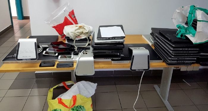 Laptopokat, tableteket, telefonokat csempészett volna Horgosnál