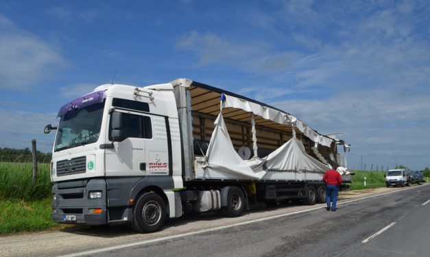 Balesetben kiszakadt ponyvával is továbbhajtott a szerb kamionos
