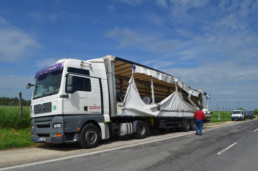 Balesetben kiszakadt ponyvával is továbbhajtott a szerb kamionos