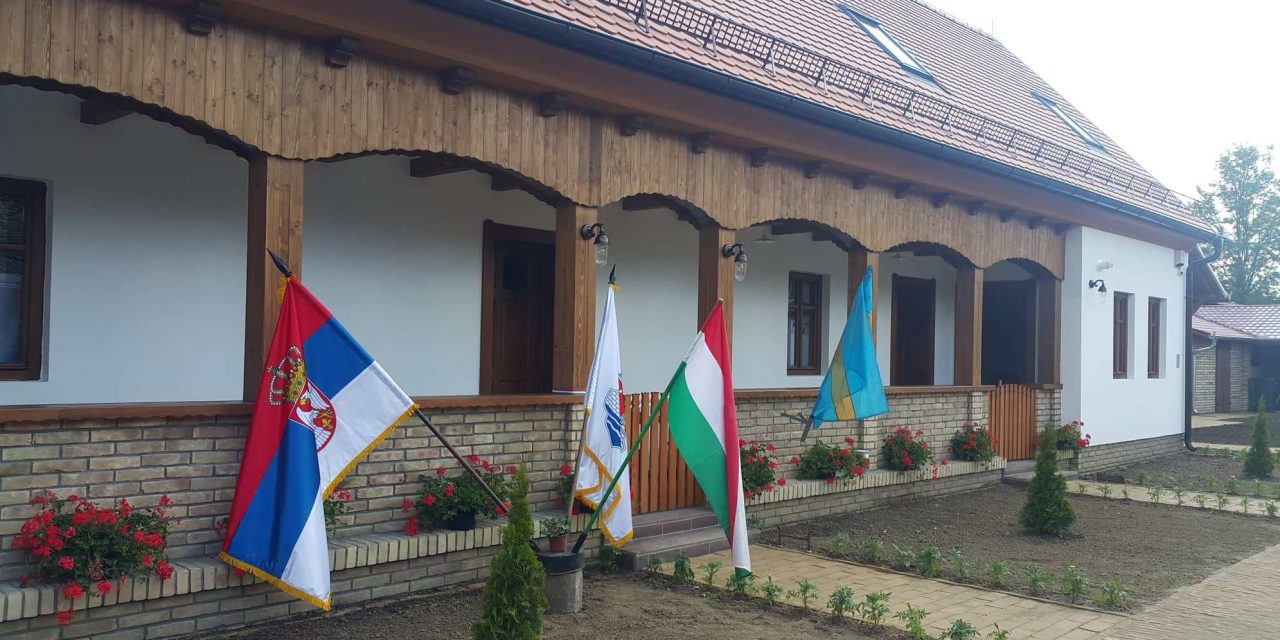 <span class="entry-title-primary">Tájházavató ünnepség Pancsován</span> <span class="entry-subtitle">„Ki kellett volna dobni mindent, de rosszul esett a gondolat: a tárgyak közel hozták a távollevőket.” (Szabó Magda)</span>