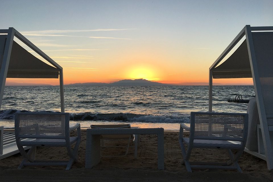 Egy napernyő és két nyugágy – kétszáz euró lesz napjára