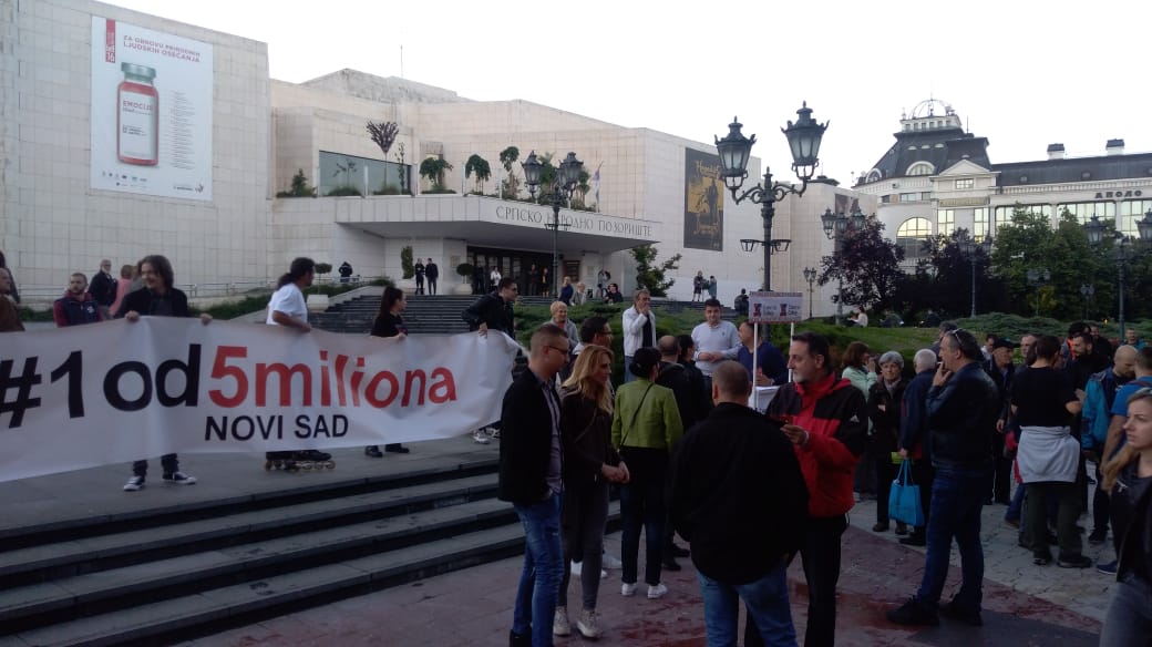 Incidens Újvidéken – Üvegkorsókkal dobálták meg a tüntetőket