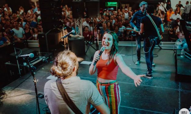 <span class="entry-title-primary">Új turnévideóval jelentkezett Rúzsa Magdi</span> <span class="entry-subtitle">Az énekesnőt is marják a szúnyogok </span>