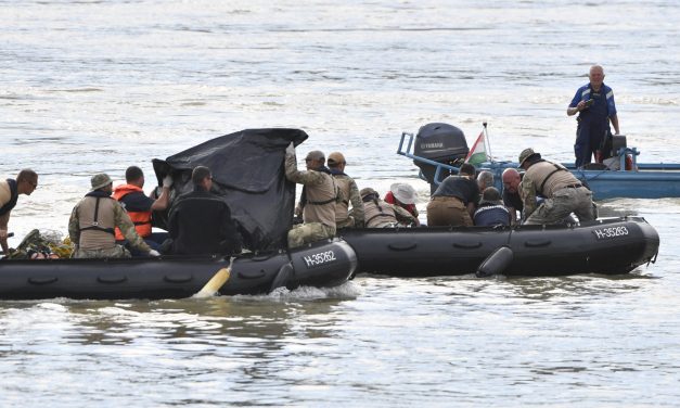 Annyira kimerült az egyik búvár, hogy egy holttestet ölelve feküdt a Duna alján