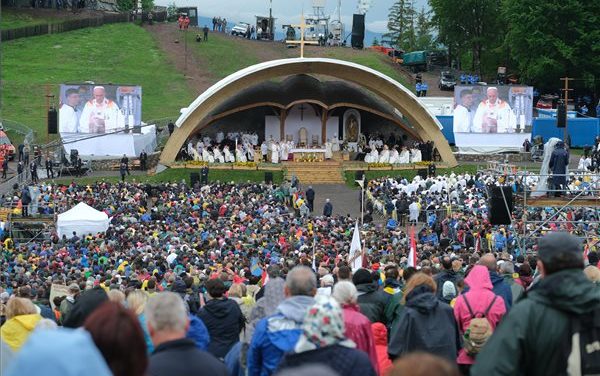 Ferenc pápa bocsánatot kért a romáktól a történelmi diszkrimináció miatt