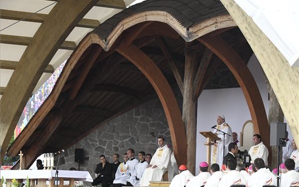 Ferenc pápa: Ma is fel kell lépni a romboló ideológiák ellen