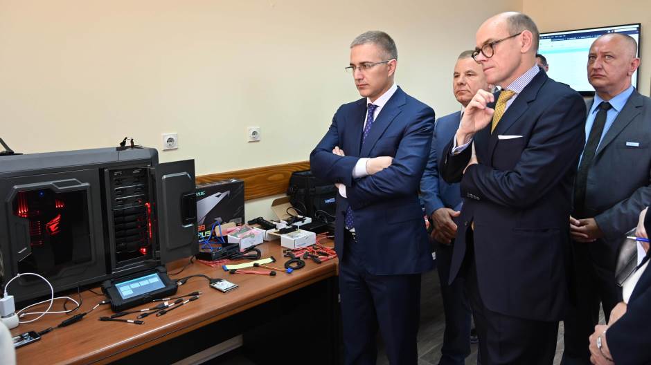 Telefonok és számítógépek adatainak elemzésére használható berendezést kapott a szerb rendőrség
