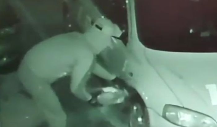 Nagybecskerek: Benzint locsolt a taxikra, majd fáklyával felgyújtotta őket (VIDEÓ)