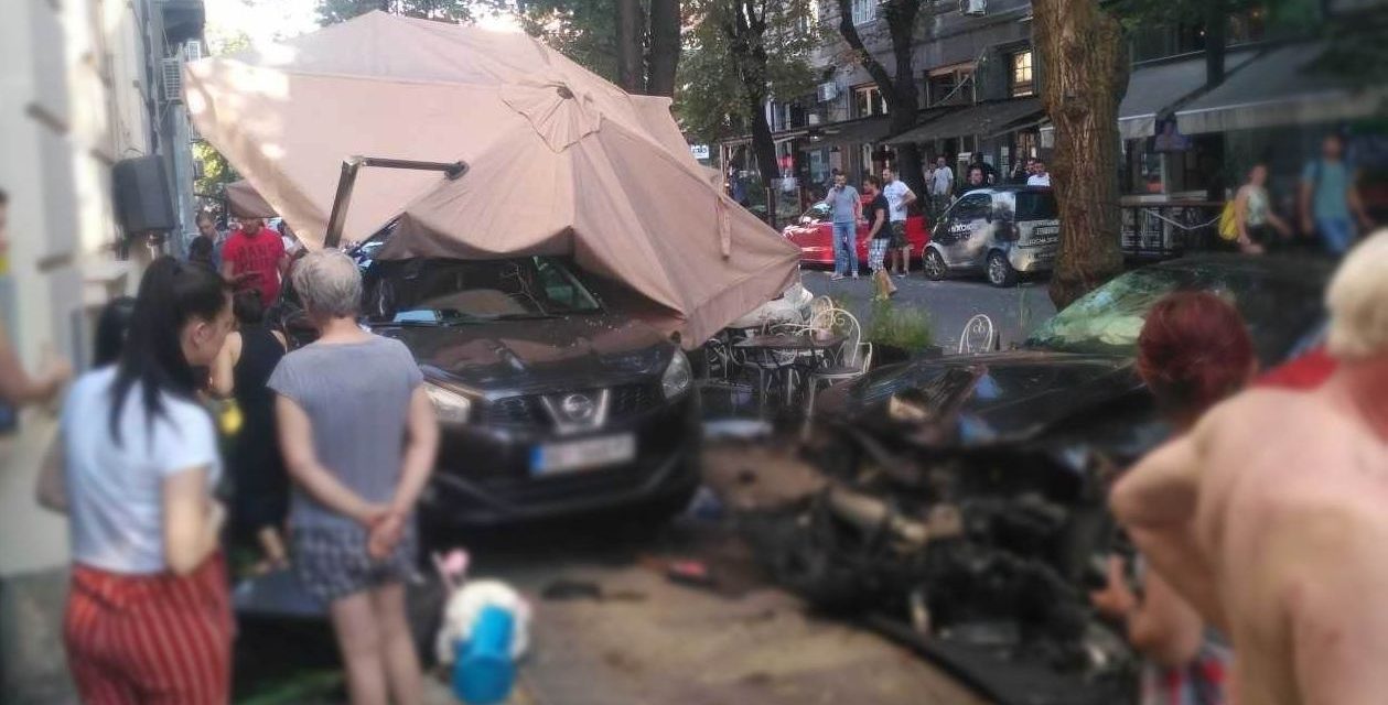 Kerthelyiségbe csapódott az autó – három sérült, köztük egy gyerek (FOTÓK)