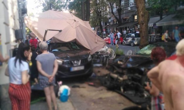 Kerthelyiségbe csapódott az autó – három sérült, köztük egy gyerek (FOTÓK)