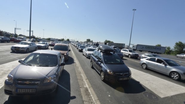 Fokozott forgalom az utakon, torlódás a határátkelőkön