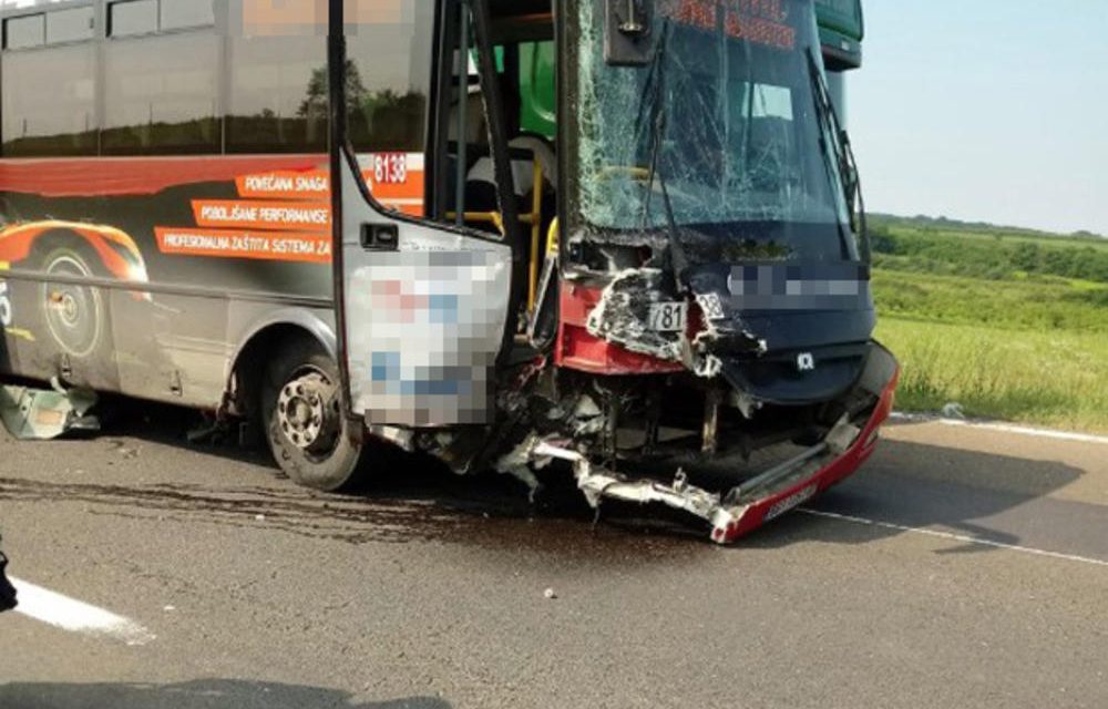 Forgalommal szemben hajtott az autópályán, egy busszal ütközött