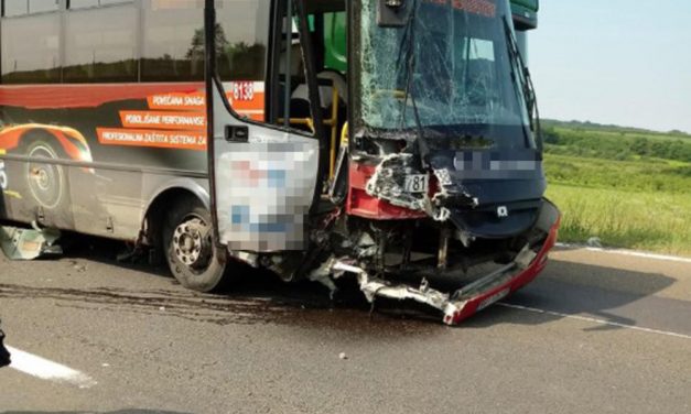Forgalommal szemben hajtott az autópályán, egy busszal ütközött