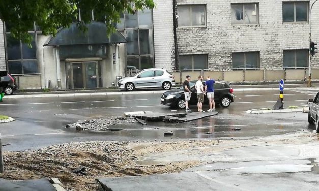 A záporpatak elvitte az aszfaltot, úsztak az autók (VIDEÓ)