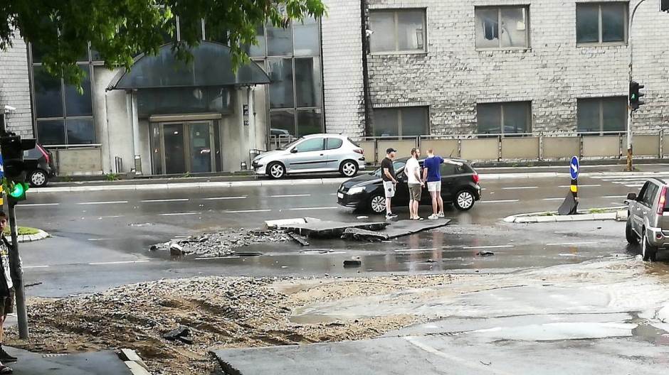 A záporpatak elvitte az aszfaltot, úsztak az autók (VIDEÓ)