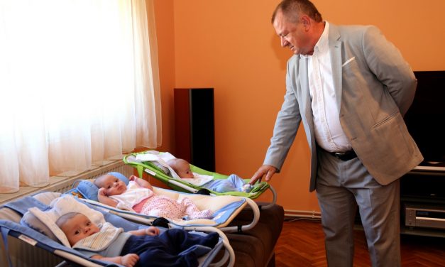 Bunford Tivadar meglátogatta a palicsi hármas ikreket