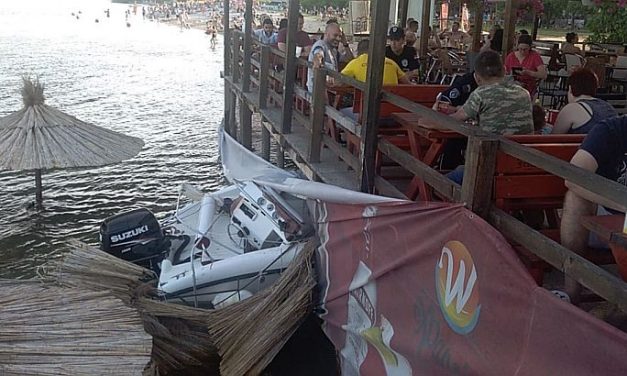 Újvidék: Gazdátlan motorcsónak csapódott be egy Duna-parti kávézóba (Fotó)