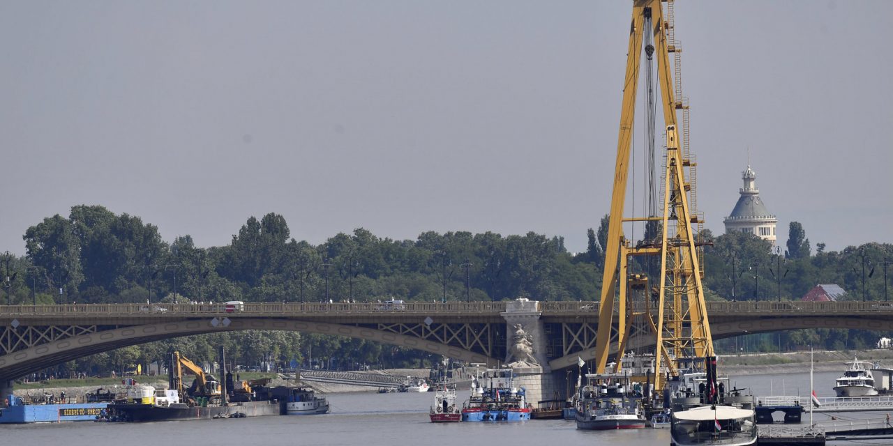 <span class="entry-title-primary">Dunai hajóbaleset – A Clark Ádám hajódaru a Margit hídnál</span> <span class="entry-subtitle">Újabb holttestet azonosítottak, még nyolc embert keresnek</span>